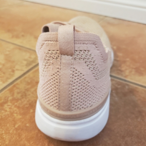 APL running shoes light pink size 8 - Picture 14 of 16